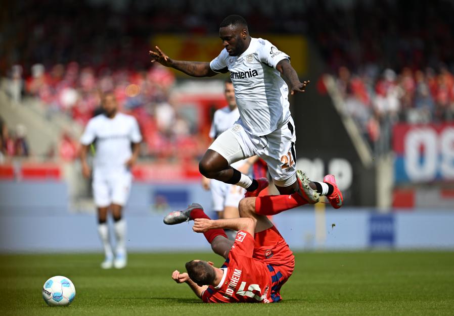 Виктор Бонифаце на футбольном поле