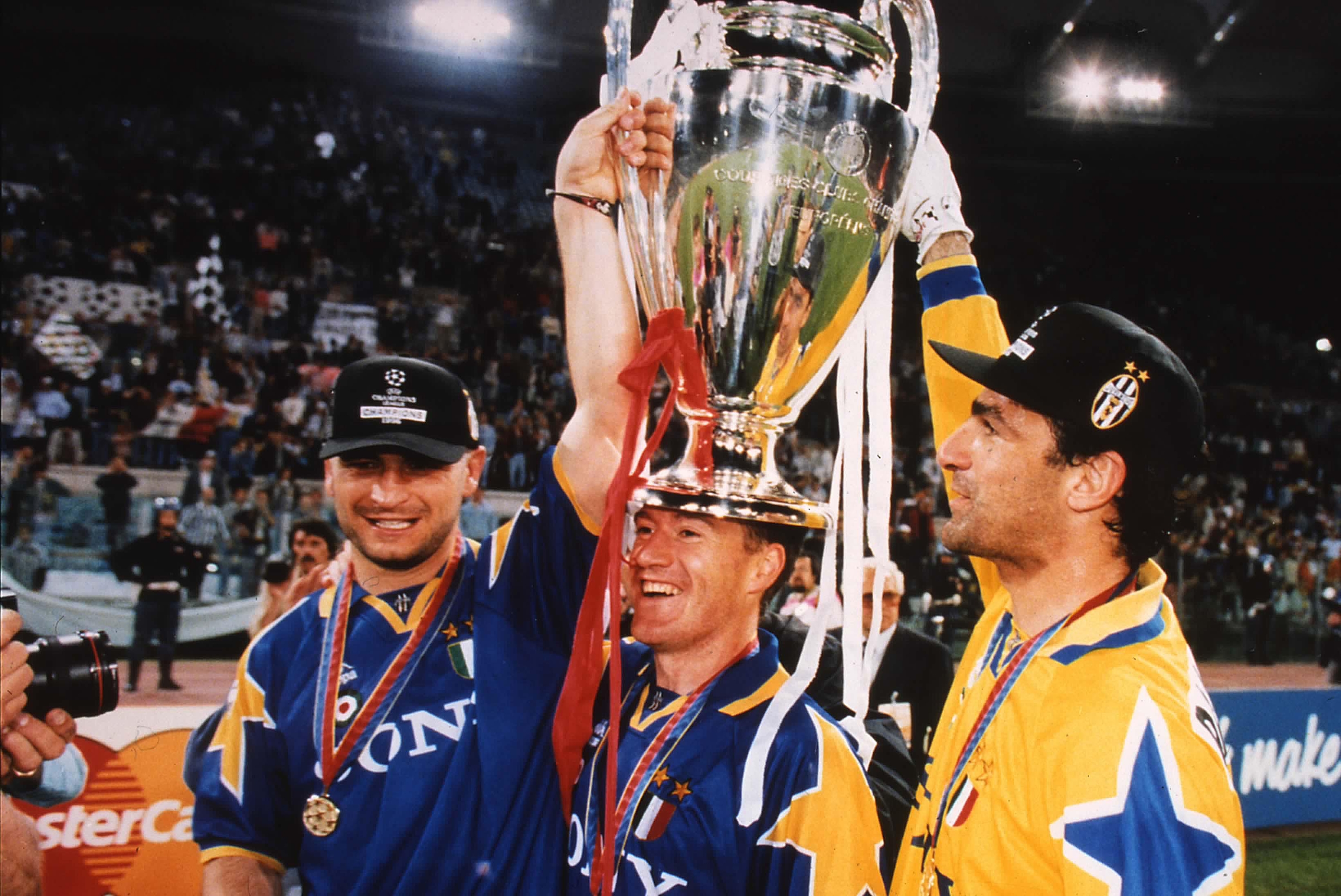 photo IPP/alberto sabattini Rome 22.05.1996 Football Champions League 1995/1996 - final - Juventus-Ajax in the photo Fabrizio Ravanneli, Didier Deschamps and Michelangelo Rampulla lift the cup