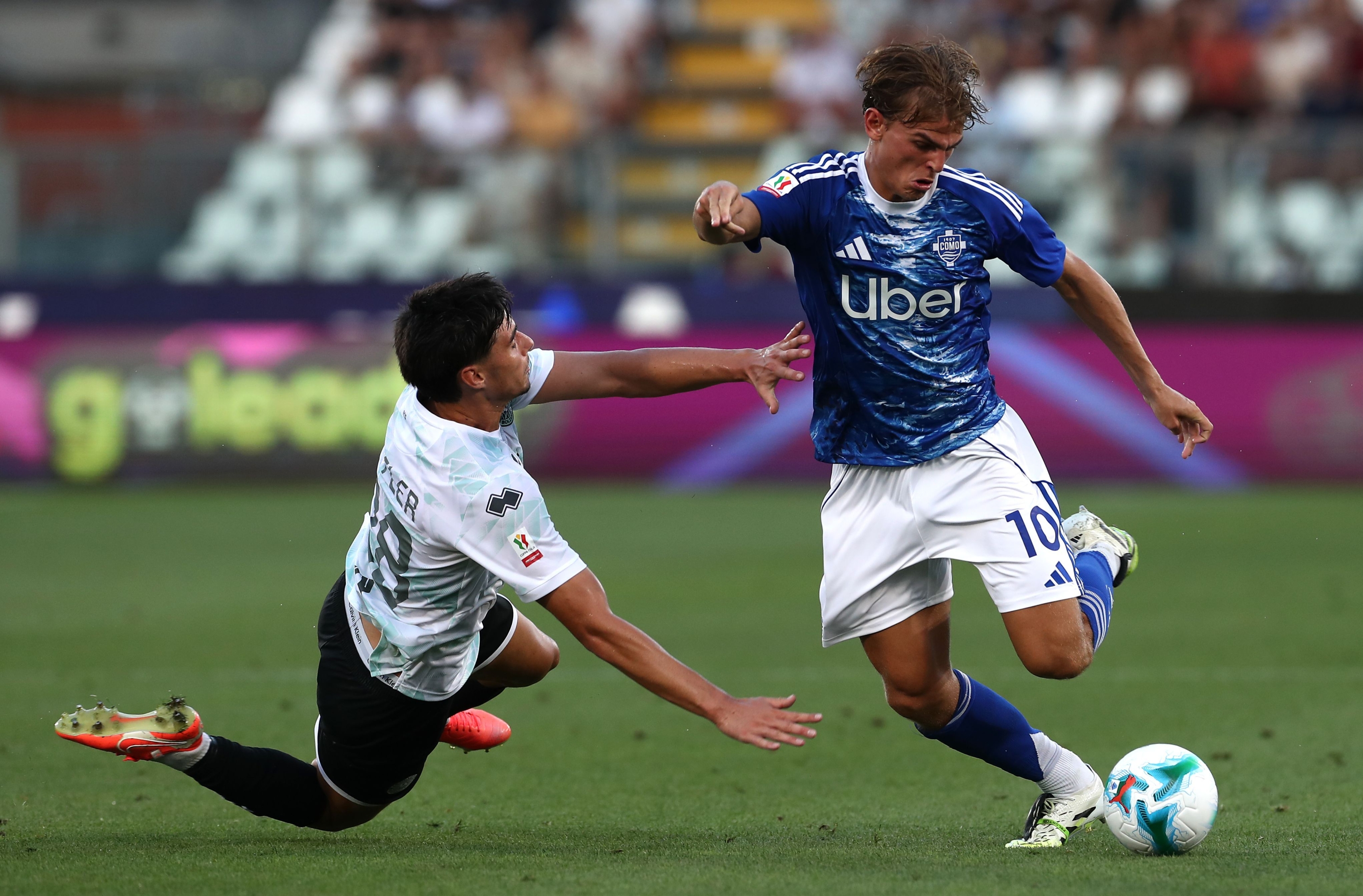  Nico Paz of Como 1907 competes for the ball with Raphael Kofler of FC Sudtirol during the Coppa Italia match between Como 1907 and FC Sudtirol at Stadio G. Sinigaglia on August 16, 2025 in Como, Italy. (Photo by Marco Luzzani/Getty Images)