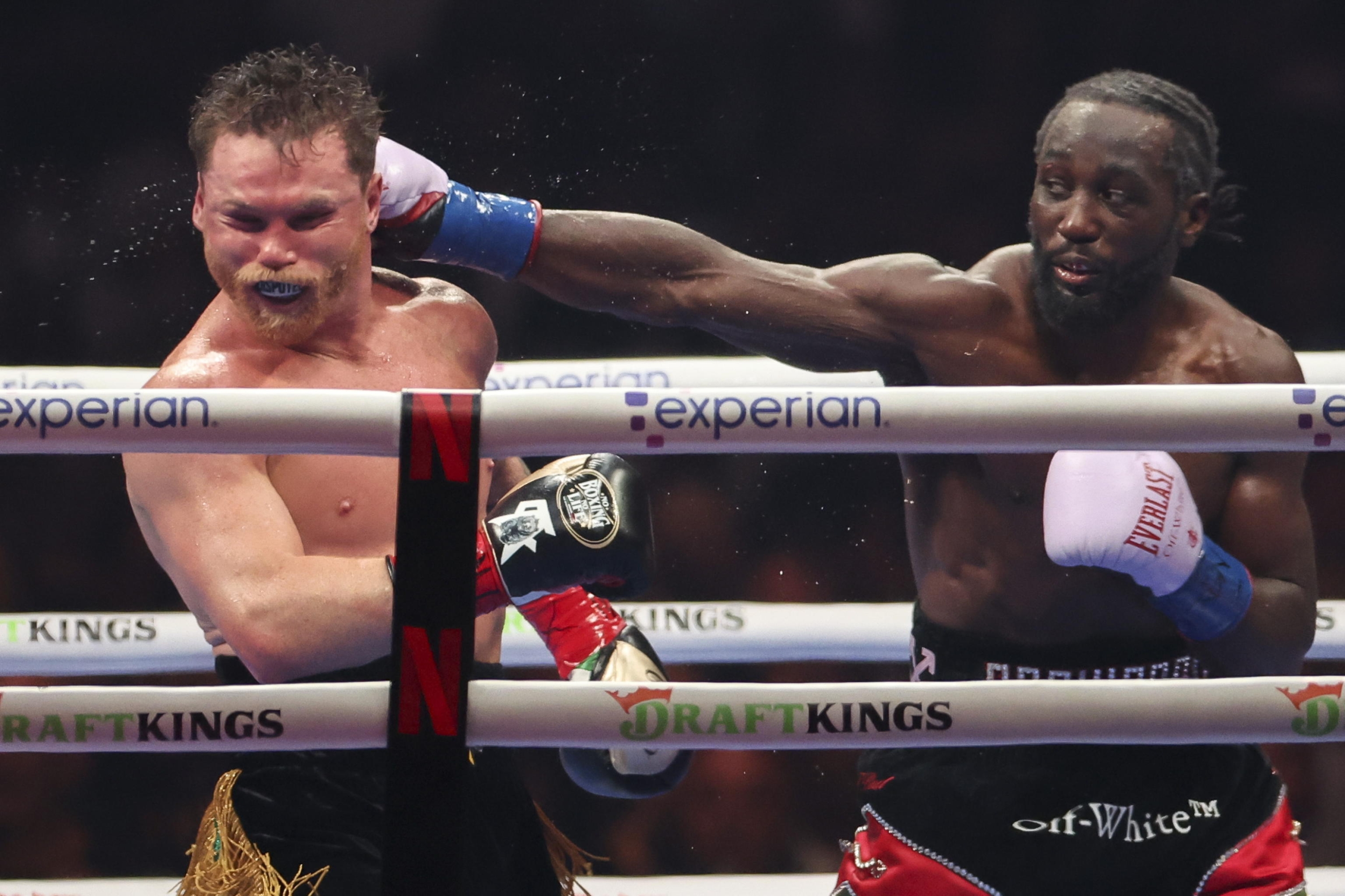 epa12375403 Terence Crawford (R) of the United States punches Canelo Alvarez (L) of Mexico in the 12th round during their super middleweight world championship fight in Las Vegas, Nevada, USA, 13 September 2025. EPA/IAN MAULE