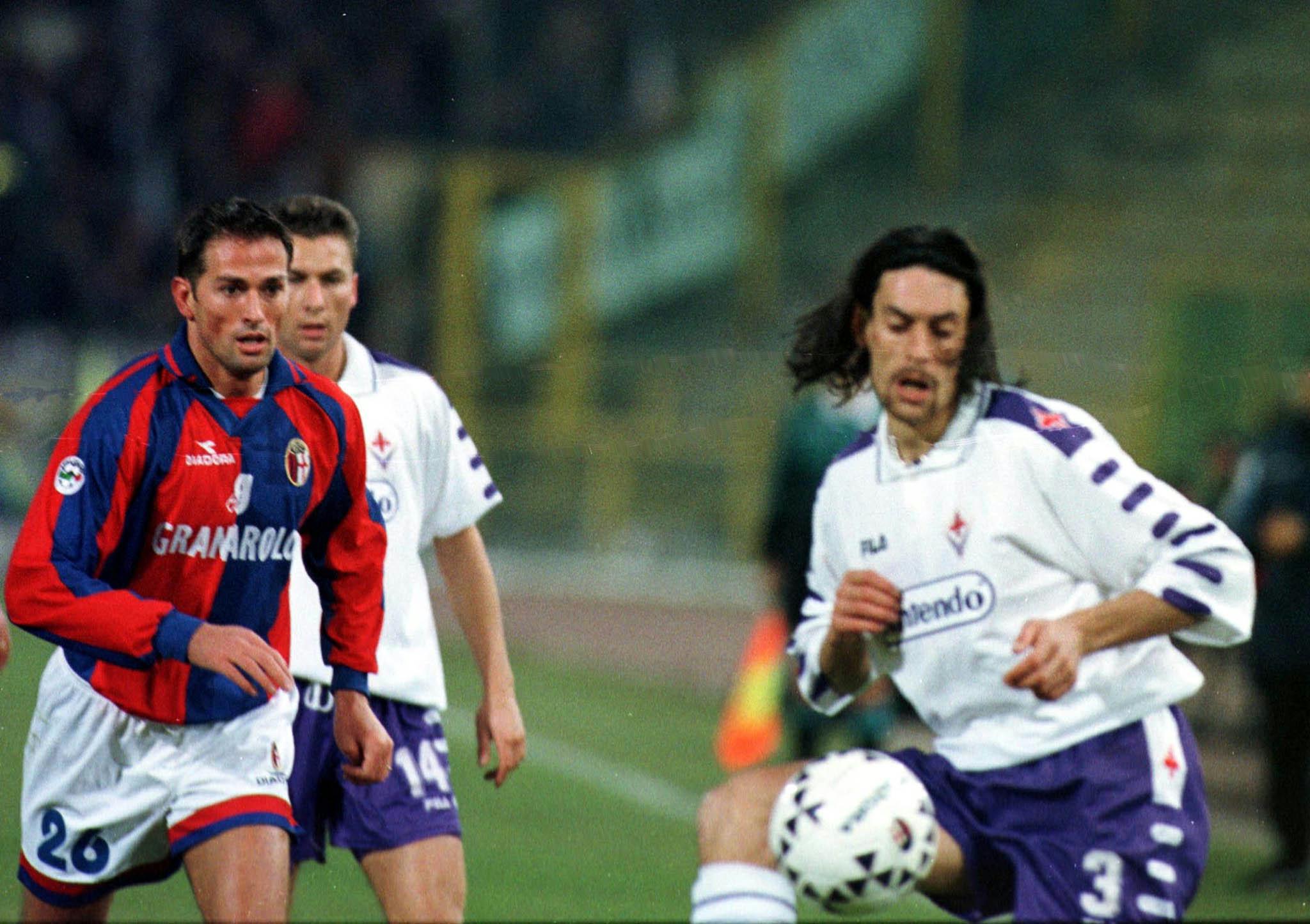 L'ex Stefano Bettarini rincorre Moreno Torricelli. (AP Photo / Renato Ferrini)