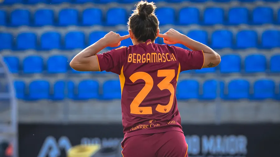 Giocatrici della Roma Femminile in azione