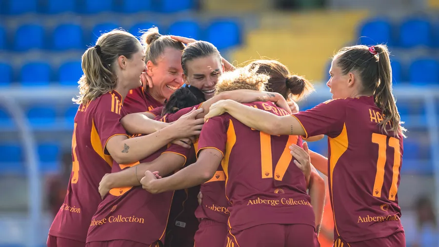 Calciatrici della Roma Femminile festeggiano un gol