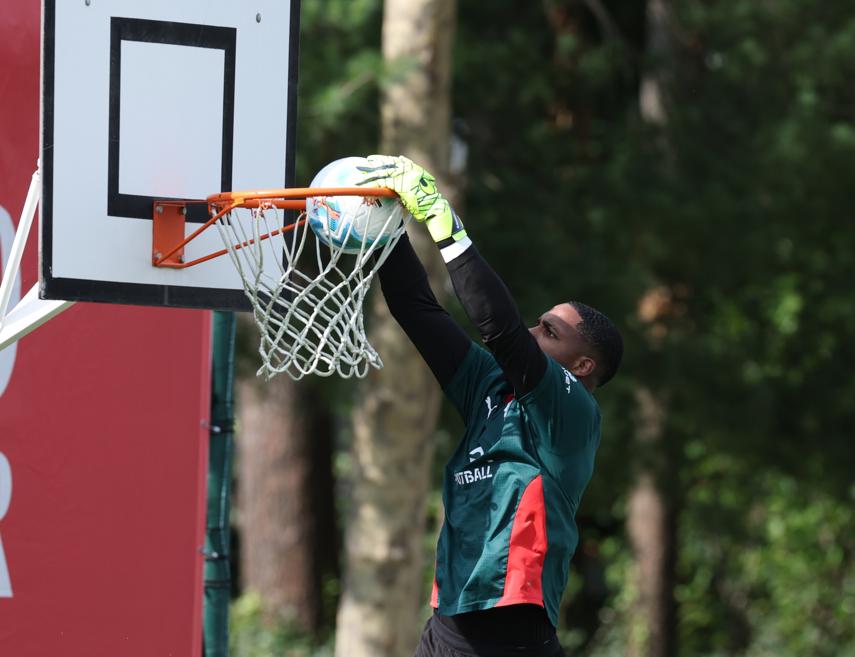 Mike Maignan practicing at Milanello