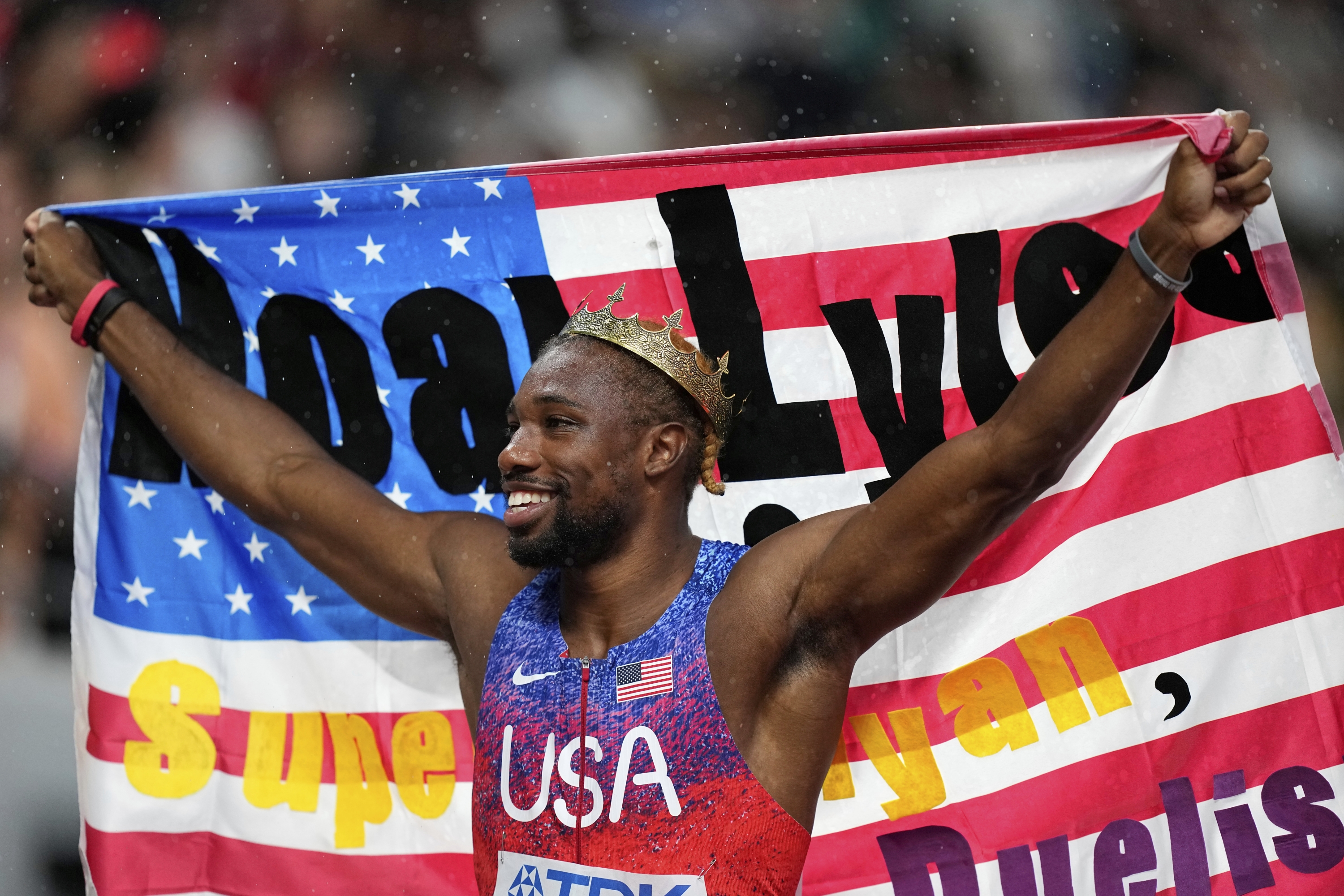 Америкалык Ноа Лайлс Токиодогу дүйнөлүк жеңил атлетика чемпионатында эркектер арасындагы 4x100 метрге эстафетада командасын алтын медалга жеткиргендигин белгилеп жатат.