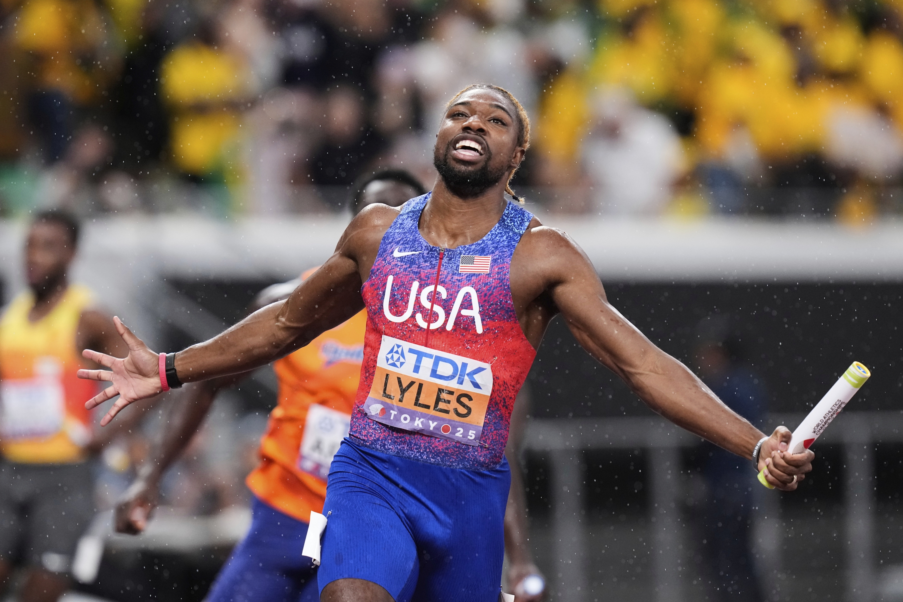 Америкалык Ноа Лайлс Токиодогу дүйнөлүк жеңил атлетика чемпионатында эркектер арасындагы 4x100 метрге эстафетада жеңишин белгилеп жатат.