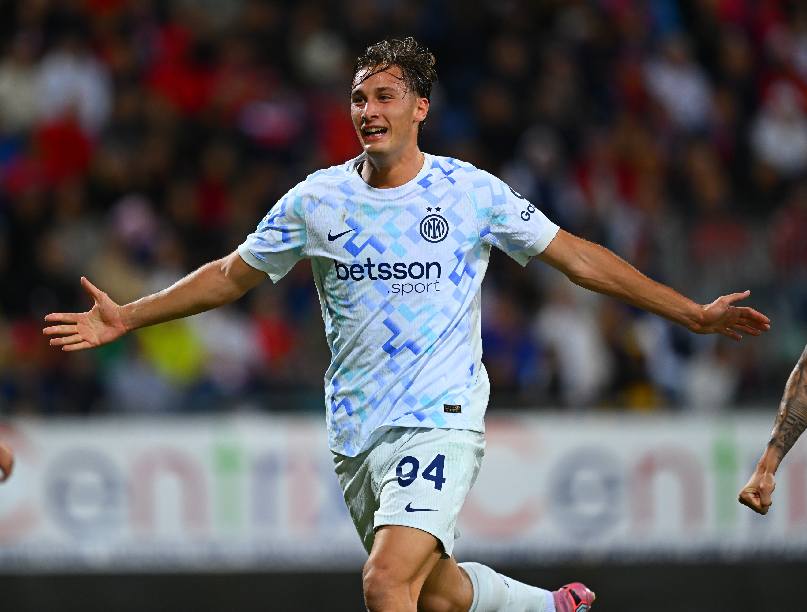 CAGLIARI, WŁOCHY - 27 WRZEŚNIA: Pio Esposito z FC Internazionale świętuje po zdobyciu gola podczas meczu Serie A pomiędzy Cagliari Calcio i FC Internazionale na Stadio Sant'Elia 27 września 2025 r. w Cagliari we Włoszech. (Zdjęcie: Mattia Pistoia – Inter/Inter za pośrednictwem Getty Images)