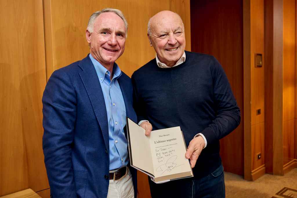 Dan Brown con la maglia personalizzata dell`Inter