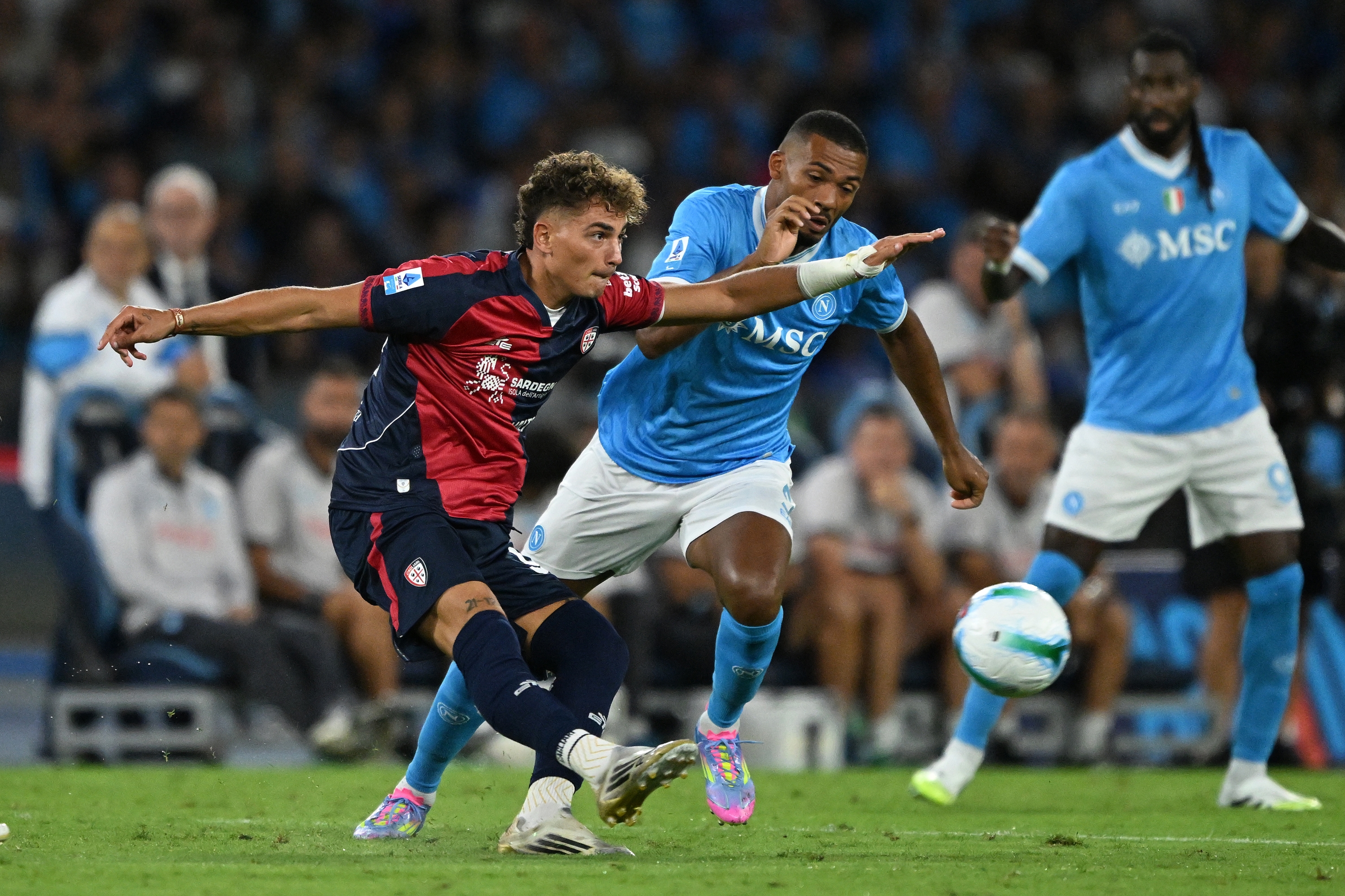 Neapol, Włochy – 30 sierpnia: Sebastiano Esposito z Cagliari Calcio walczy o posiadanie piłki z Juanem Jesusem z SSC Napoli podczas meczu Serie A pomiędzy SSC Napoli i Cagliari Calcio na Stadio Diego Armando Maradona 30 sierpnia 2025 r. w Neapolu, Włochy. (Zdjęcie: Francesco Pecoraro/Getty Images)