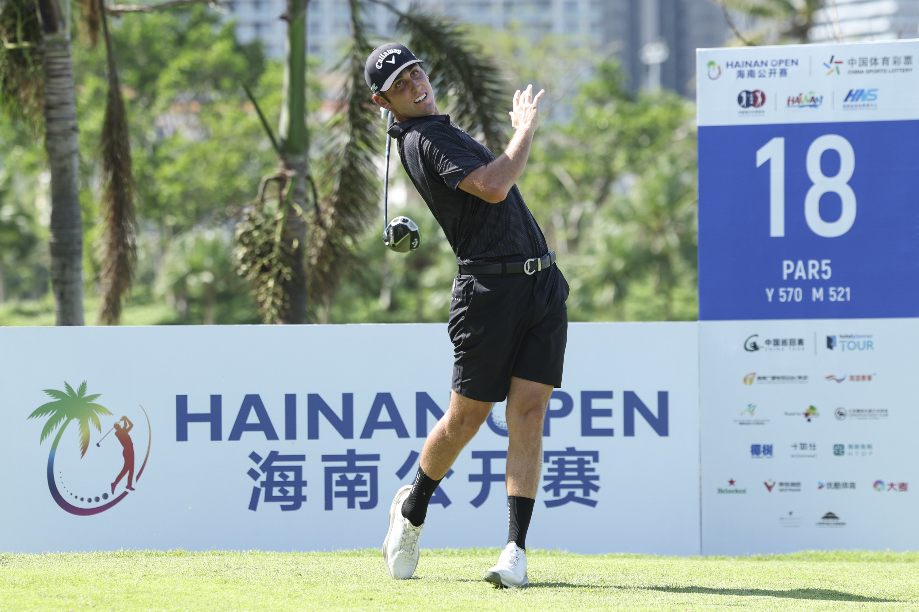 Renato Paratore of Italy plays a tee shot on the 18th hole during the final round of the Hainan Open 2025 at Sanya Luhuitou Golf Club on October 12, 2025 in Sanya, China. (Photo by Zhe Ji/Getty Images)