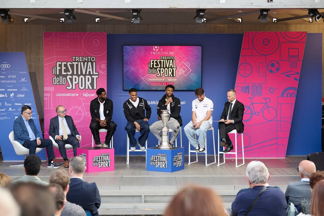 Маурицио Герардини сөз сүйлөп жатат