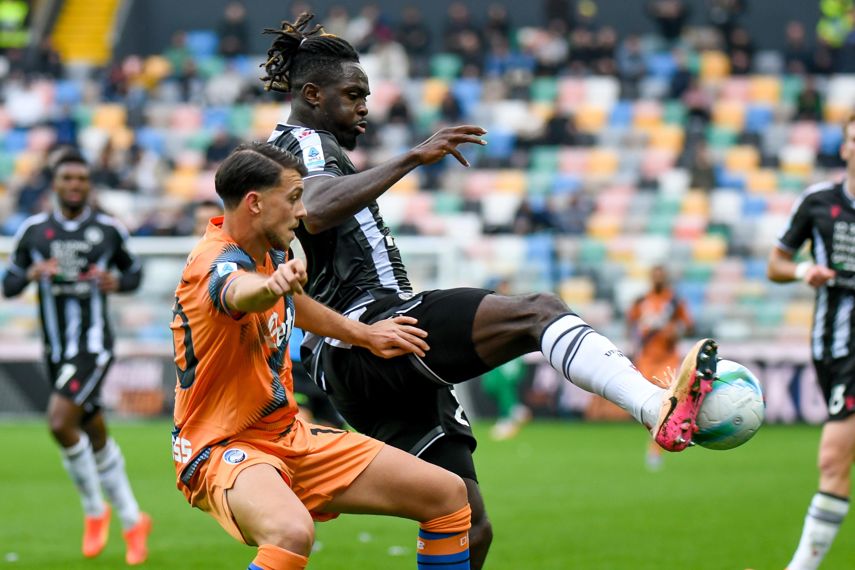 Udinese's Oumar Solet in action against Atalanta's Lazar Samardzi? during italian soccer Serie A match between Udinese Calcio vs Atalanta BC at the Bluenergy stadium in Udine, Italy, 01 November 2025. ANSA/Ettore Griffoni