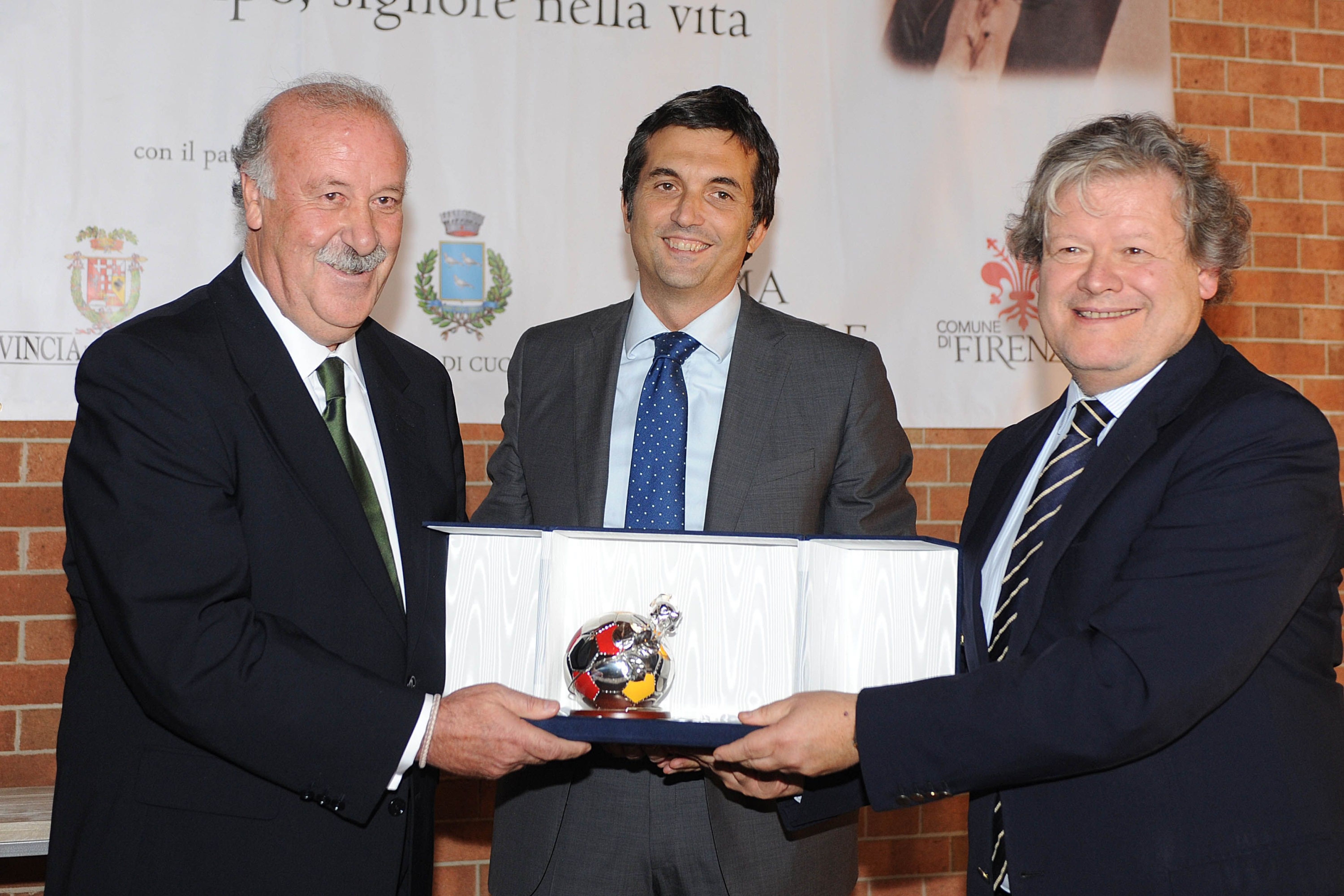 FOTO IPP/MASSIMO RANA 
CUCCARO MONFERRATO ( AL ) 19-10-2012
PREMIO NILS LIEDHOLM
NELLA FOTO vicente del bosque riceve il premio dal sindaco di cuccaro fabio bellisano e carlo liedholm
Italy Photo Press - World Copyright - FOTO IPP/MASSIMO RANA 
CUCCARO MONFERRATO ( AL ) 19-10-2012
CALCIO PREMIO NILS LIEDHOLM
Italy Photo Press - World Copyright - fotografo: Italy Photo Press