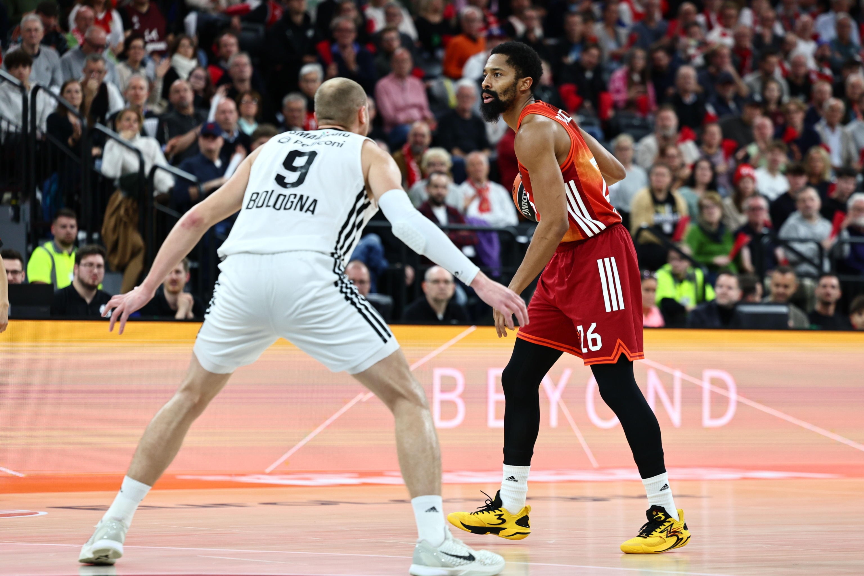 epa12494179 Alen Smailagic of Bologna (L) and Spencer Dinwiddie of Munich (R) in action during the Euroleague Basketball match between FC Bayern Munich and Virtus Bologna in Munich, Germany, 30 October 2025.  EPA/ANNA SZILAGYI