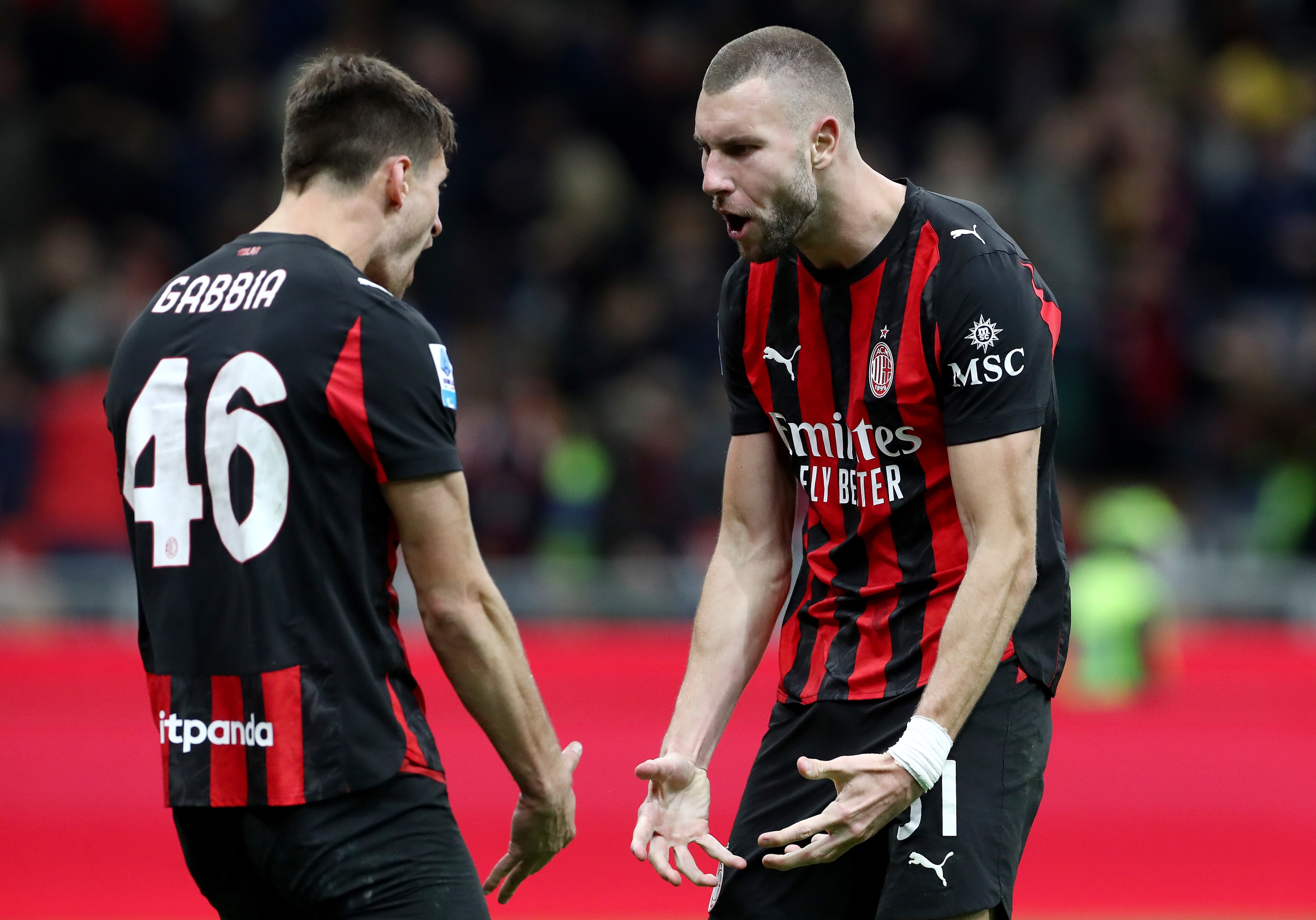  Strahinja Pavlovic of AC Milan celebrates victory with teammate Matteo Gabbia during the Serie A match between AC Milan and AS Roma at Giuseppe Meazza Stadium on November 02, 2025 in Milan, Italy. (Photo by Marco Luzzani/Getty Images)