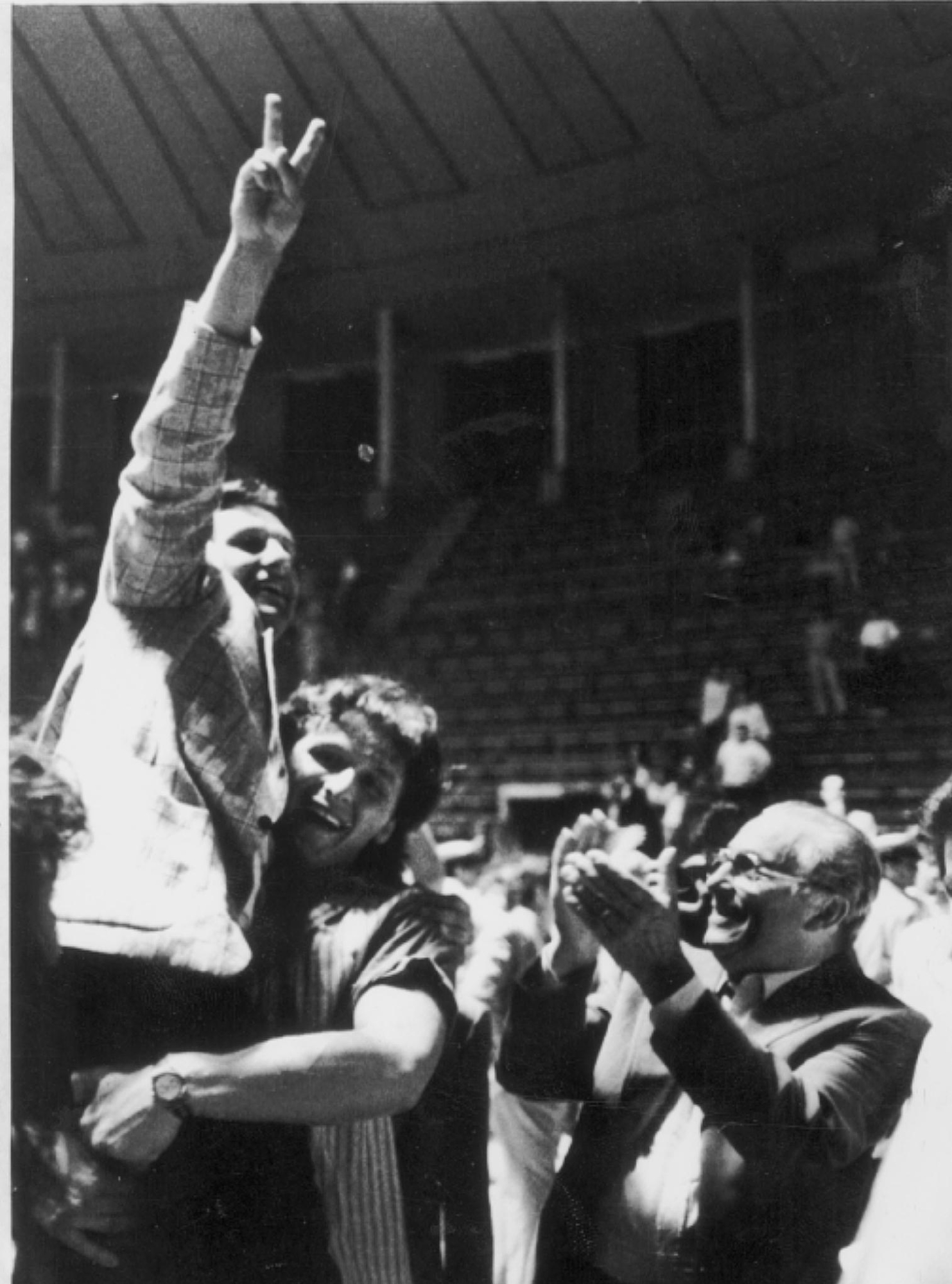 BOLOGNA 28/05/1986: JULIO VELASCO FESTEGGIA ( CON GIUSEPPE PANINI CHE APPLAUDE ) LA VITTORIA DELLA PANINI NEL CAMPIONATO ITALIANO