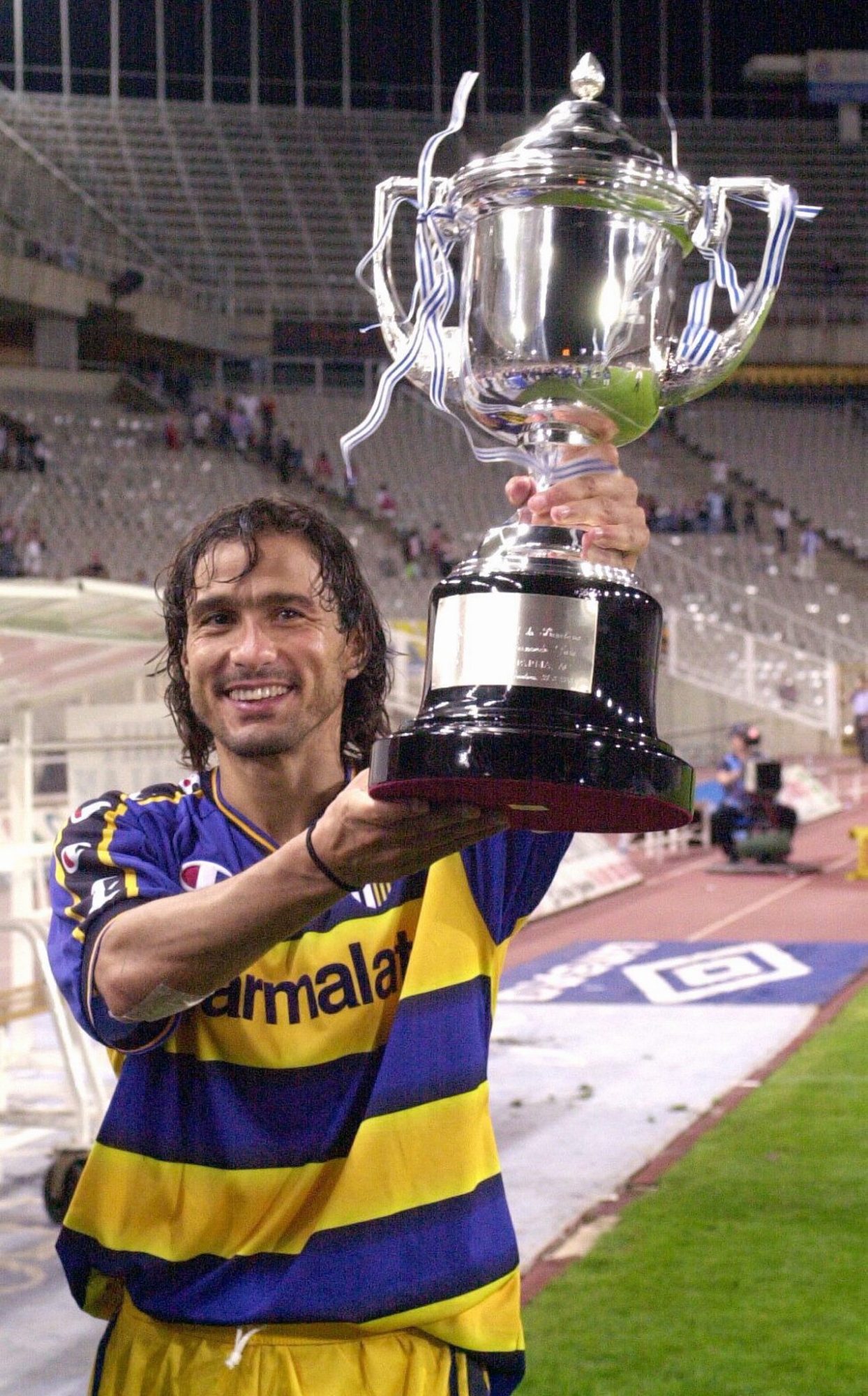 AC Parma's captain Benarrivo shows the trophy after defeated to R.C.D. Espanol during their Ciudad de Barcelona Trophy friendly soccer match at Olympic Stadium in Barcelona, late 21 August 2003.
EPA PHOTO/EFE/Toni Garriga