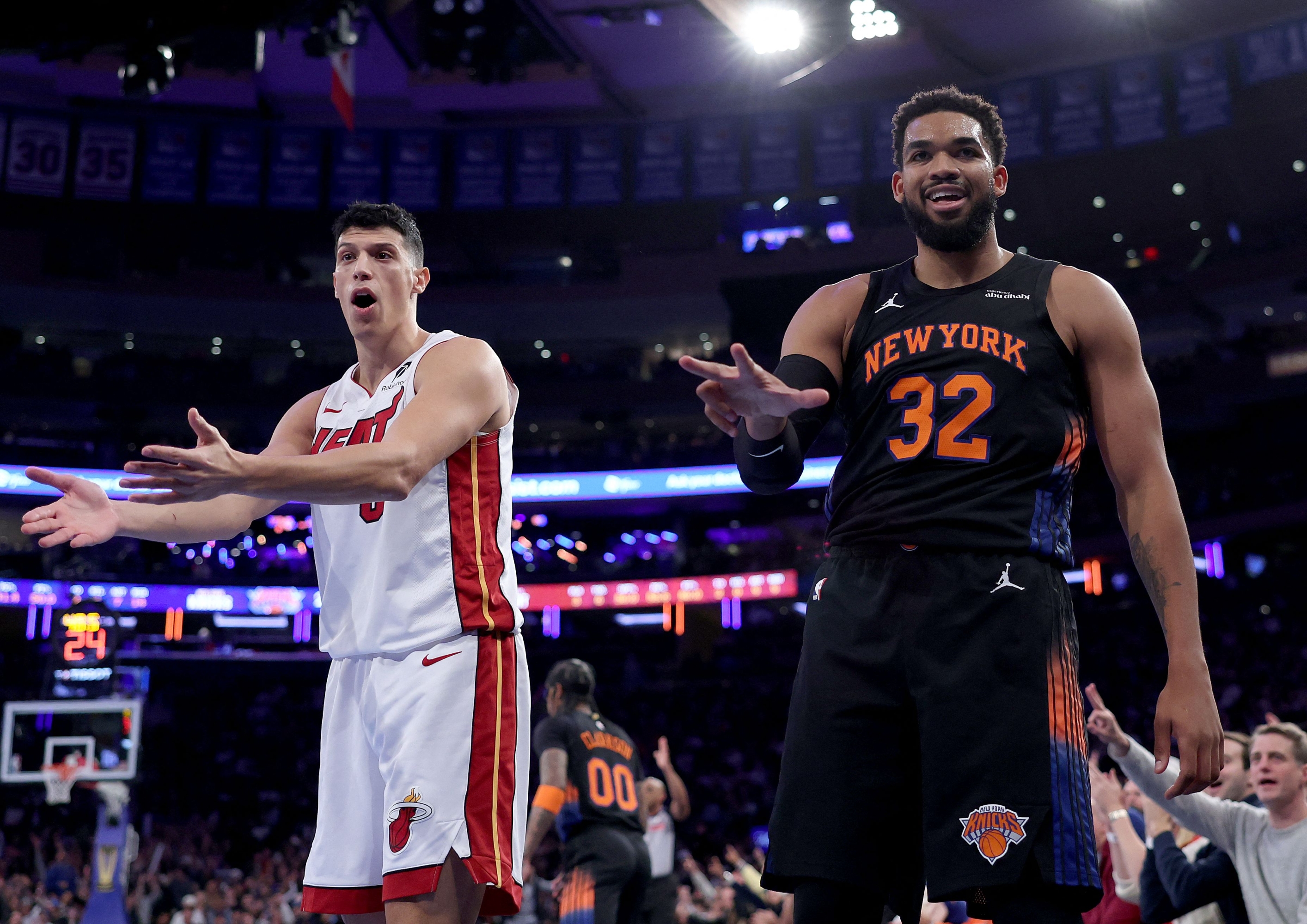  Karl-Anthony Towns #32 of the New York Knicks celebrates his three point shot as Simone Fontecchio #0 of the Miami Heat reacts in the first quarter at Madison Square Garden on November 14, 2025 in New York City. NOTE TO USER: User expressly acknowledges and agrees that, by downloading and or using this photograph, User is consenting to the terms and conditions of the Getty Images License Agreement.   Elsa/Getty Images/AFP (Photo by ELSA / GETTY IMAGES NORTH AMERICA / Getty Images via AFP)