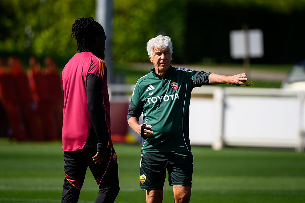  AS Roma coach Gian Piero Gasperini with the player Manu Kone during a training session at St Georges Park on August 04, 2025 in Burton-upon-Trent, England. (Photo by Fabio Rossi/AS Roma via Getty Images)