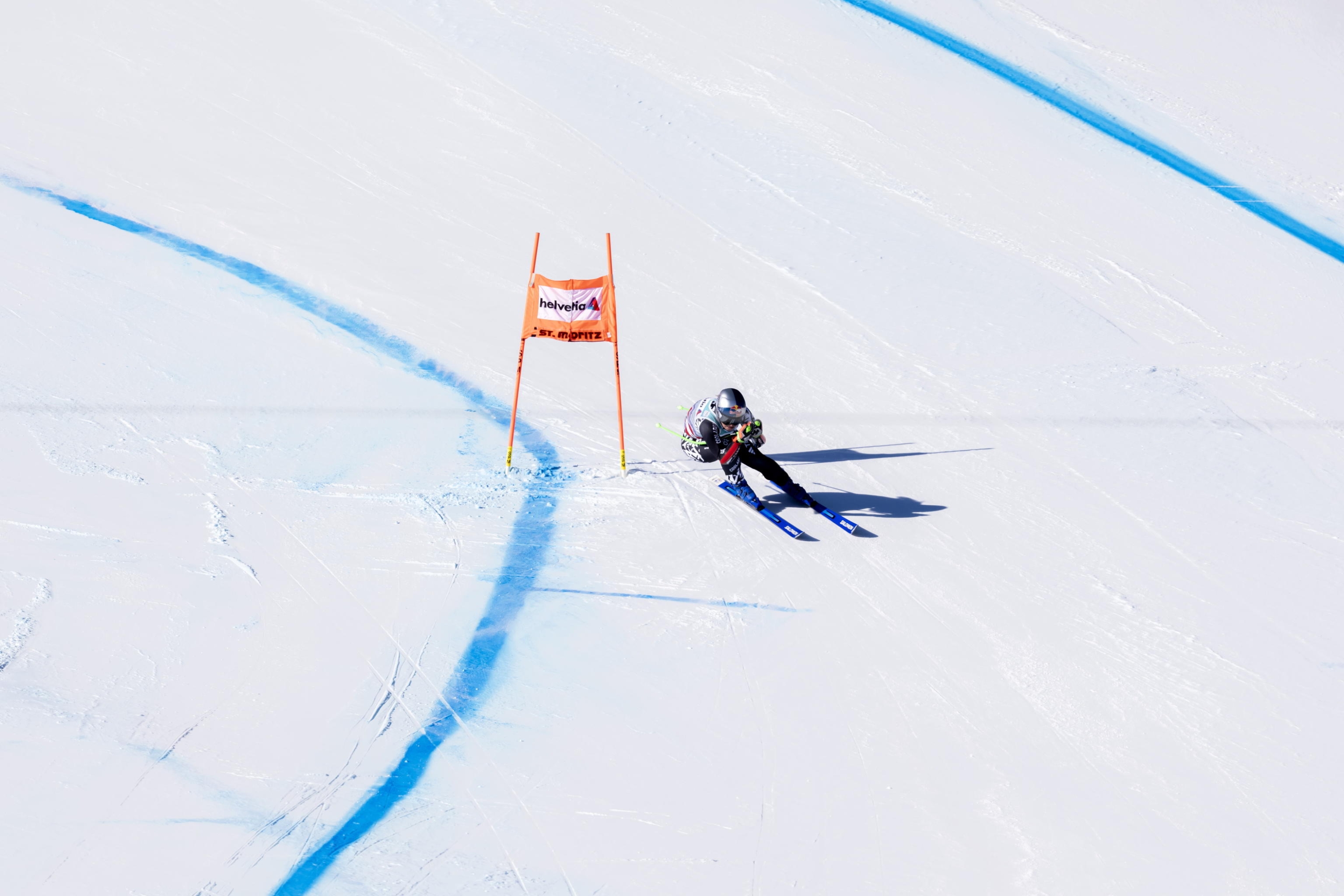epa12591121 Alice Robinson of New Zealand in action during the Women's Super G at the FIS Alpine Skiing World Cup stop in St. Moritz, Switzerland, 14 December 2025.  EPA/CLAUDIO THOMA