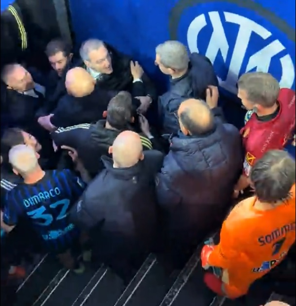 احتمال إيقاف كومولي وكيليني من يوفنتوس بعد مشادة لفظية مع الحكم في سان سيرو