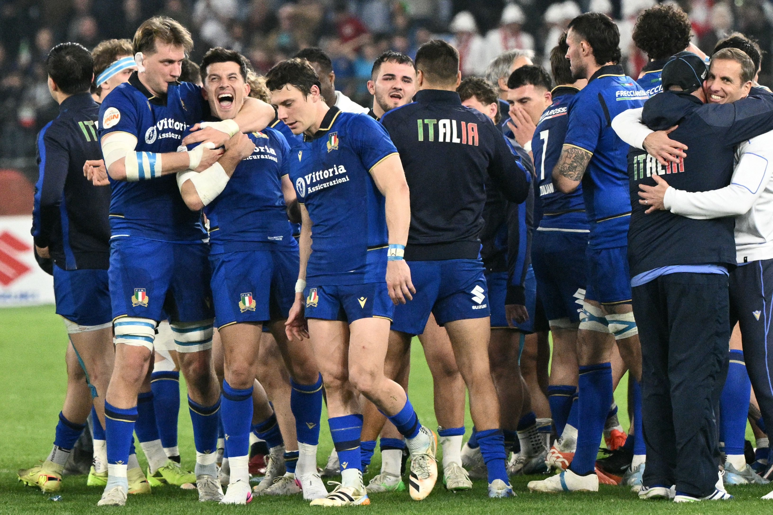 Italy's players celebrate at the end of the Six Nations international rugby union match between Italy and England at the Stadio Olimpico in Rome, on March 7, 2026. (Photo by Tiziana FABI / AFP)