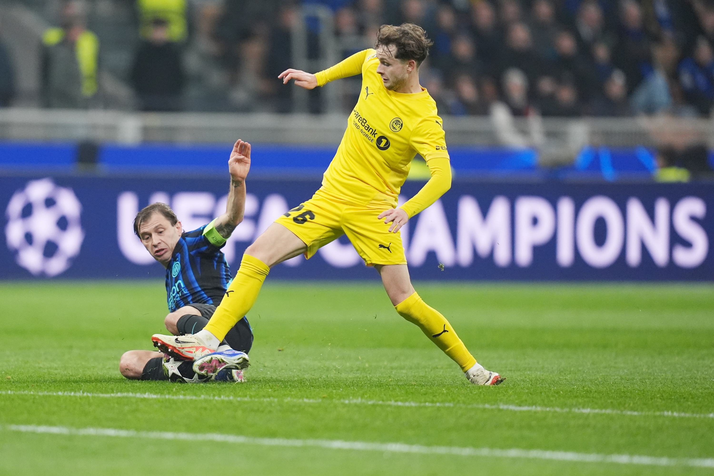 Inter Milanâs Nicolo Barella  fights for the ball Glimtâs Hakon Evjen during the Uefa Champions League soccer match between Inter and Bodo Glimt  at the San Siro Stadium in Milan , north Italy - Tuesday , February  24 ,  2026. Sport - Soccer . (Photo by Spada/LaPresse)