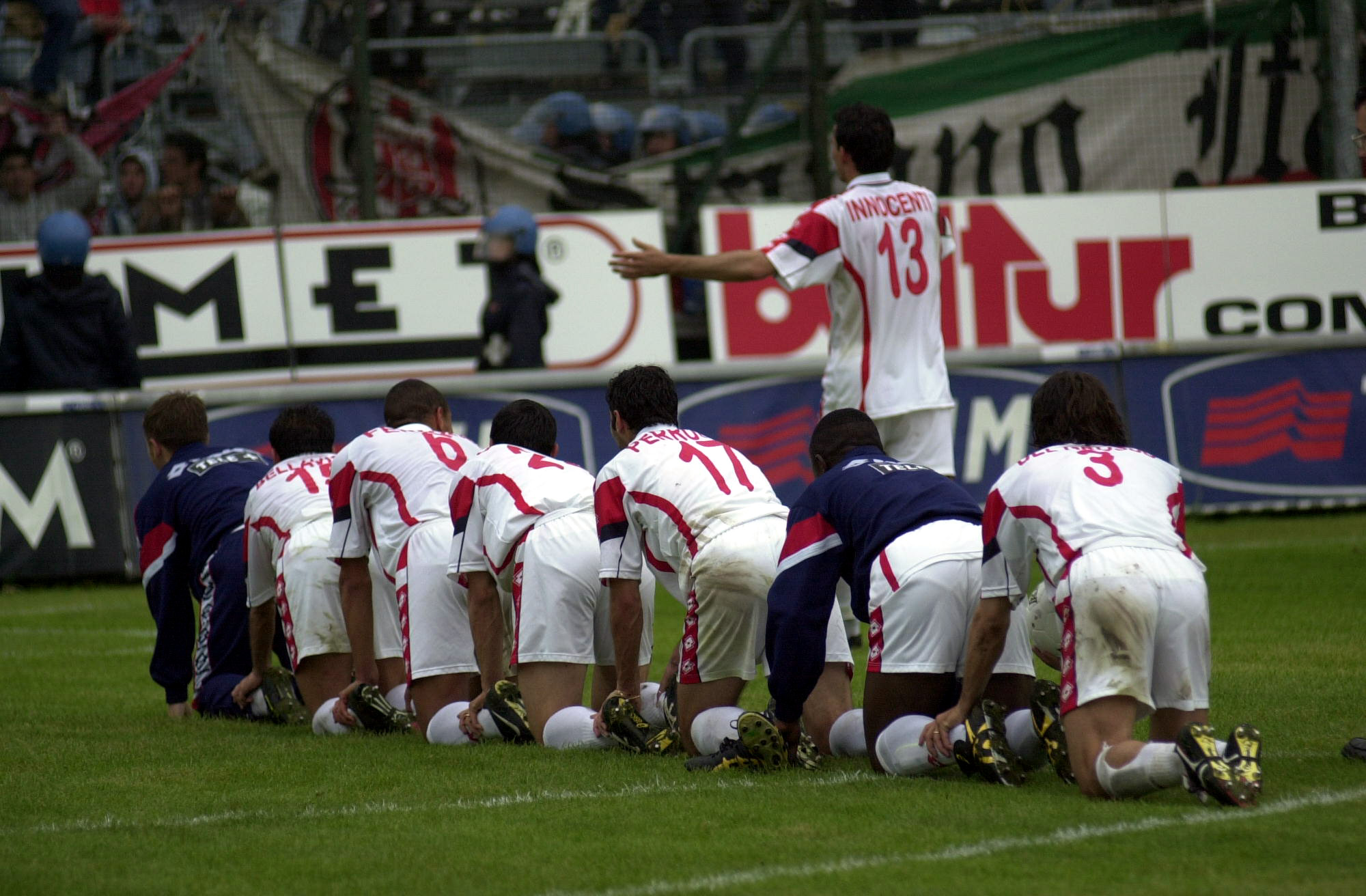 VENEZIA-BARI 7/5/2000
NELLA FOTO:IL CLASSICO TRENINO DEI GIOCATORI DEL BARI A FINE PARTITA SOTTO LA CURVA DEI TIFOSI PER FESTEGGIARE LA SALVEZZA
FOTO:TEKNOPHOTO/ALDO LIVERANI