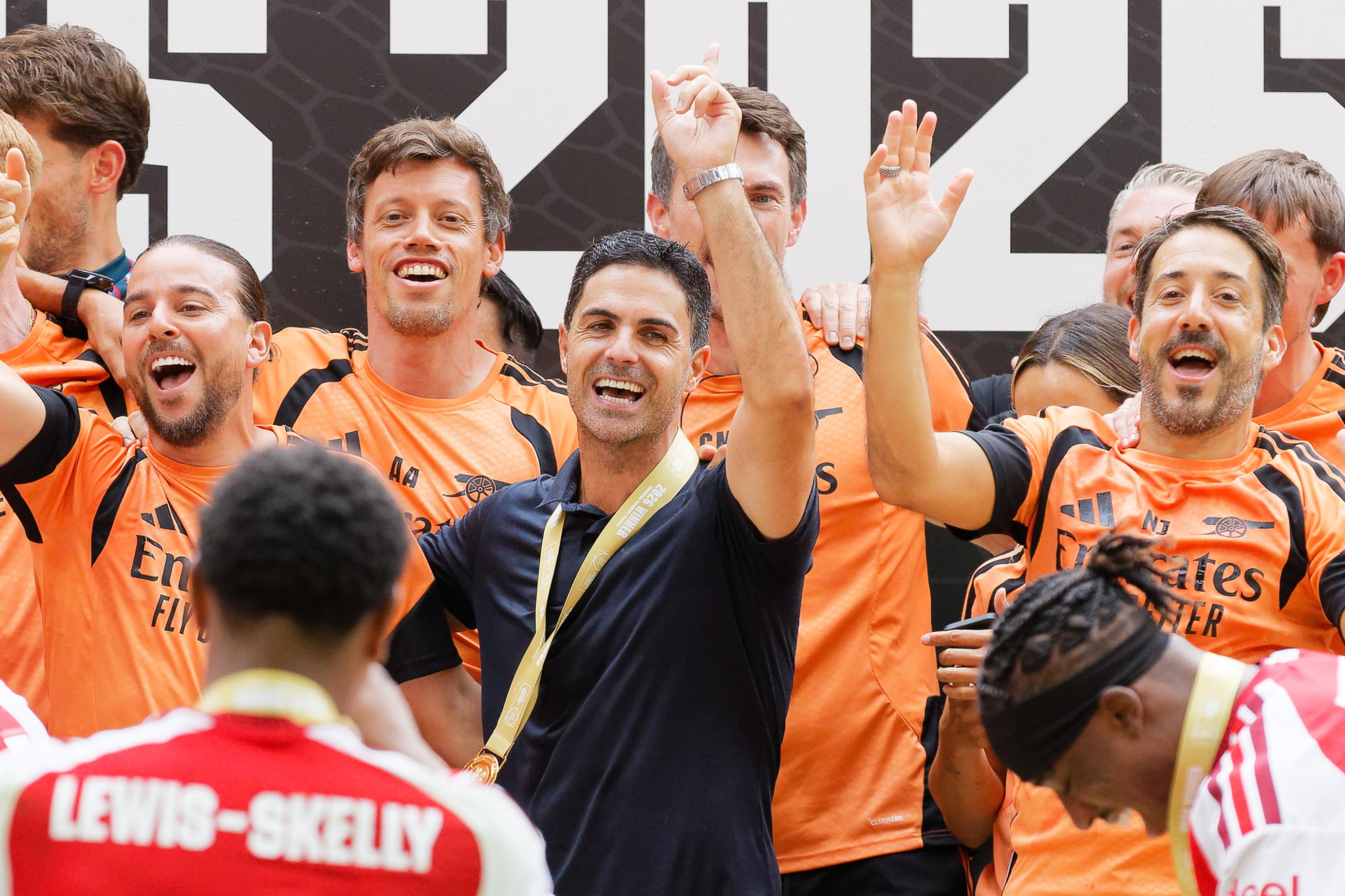 epa13174199 Arsenal manager Mikel Arteta celebrates with players and staff with the Community Shield trophy after winning the FA Community Shield match Arsenal FC against Manchester City, in Cardiff, Wales, 16 August 2026.  EPA/DIMITRIS LEGAKIS