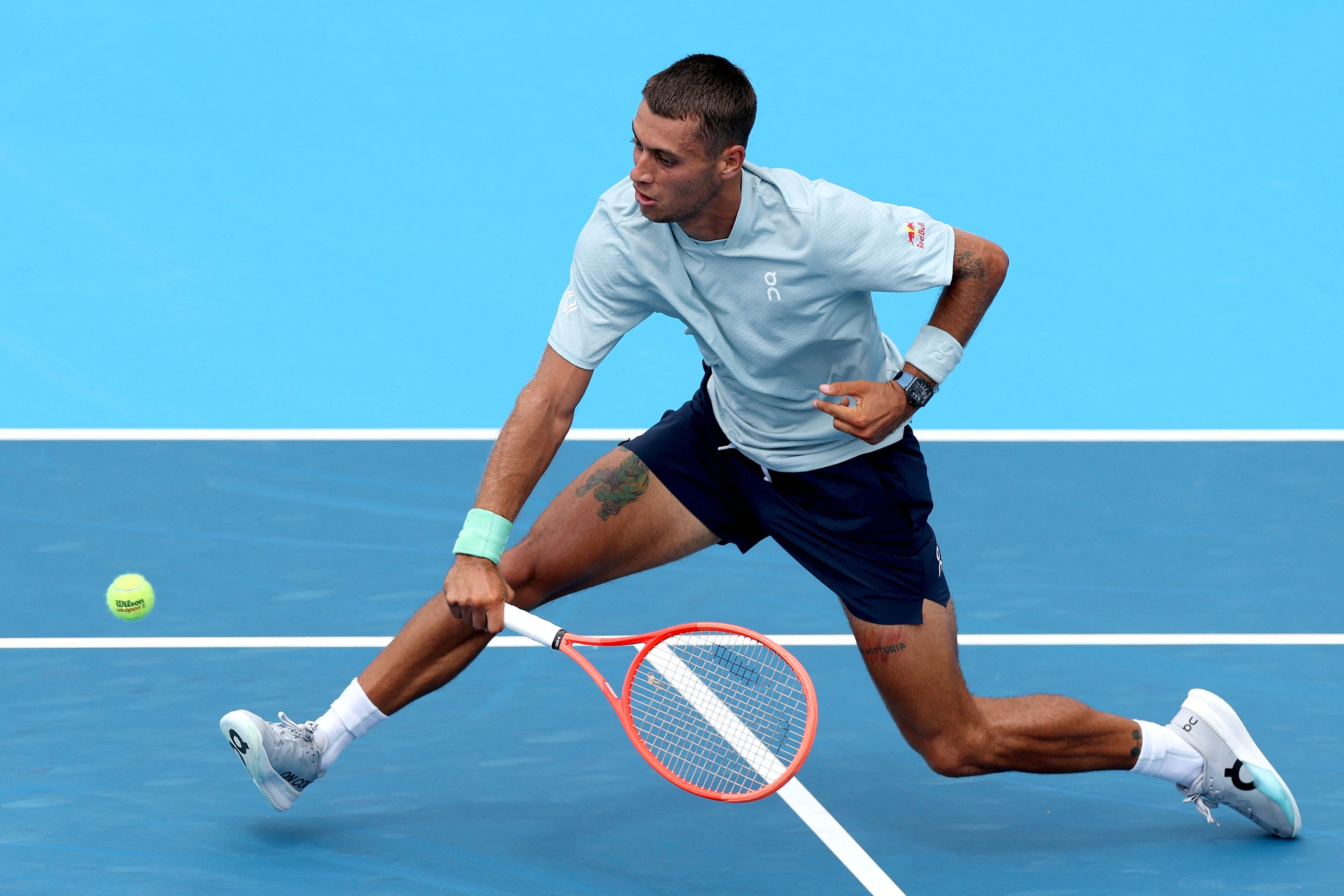  Flavio Cobolli of Italy comes to the net for a ball while playing Alexander Blockx of Belgium during day seven of the Cincinnati Open at the Lindner Family Tennis Center on August 17, 2026 in Mason, Ohio.   Matthew Stockman/Getty Images/AFP (Photo by MATTHEW STOCKMAN / GETTY IMAGES NORTH AMERICA / Getty Images via AFP)